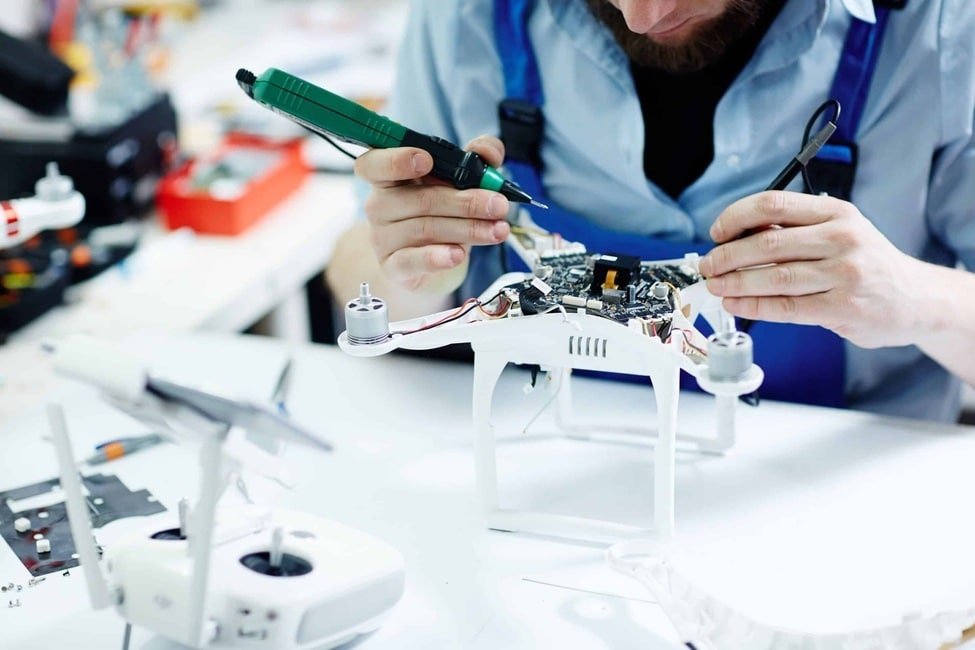 ingeniero de scorpion drones dándole mantenimiento a un drone para agricultura